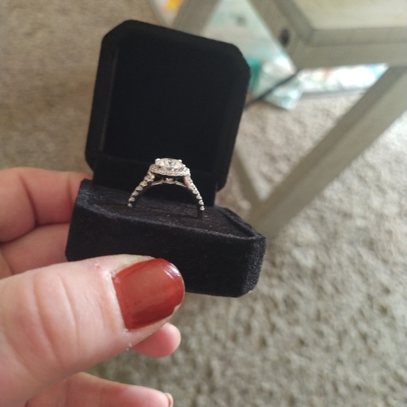 Round moissanite engagement ring - Picture 3 of 5